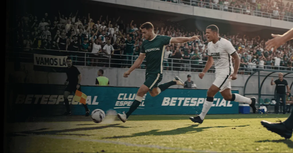 Peça da BETESPECIAL com painéis da marca no estádio